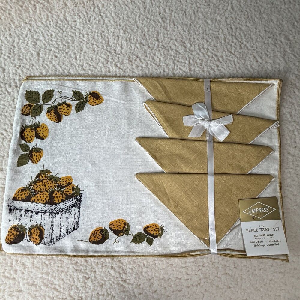 Vtg EMPRESS 8 Piece Place Mat Set Gold Strawberries 4 Placemat 4 Napkins